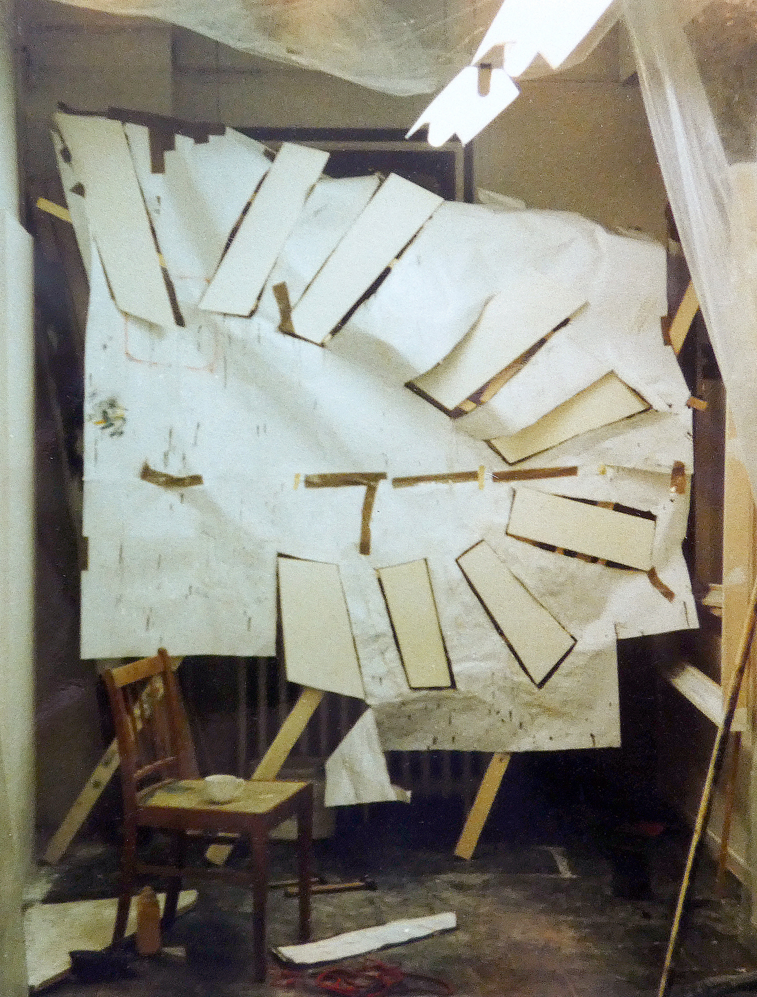 Shaped Canvas Danger sign im Atelier Schanze von Johannes Asmus