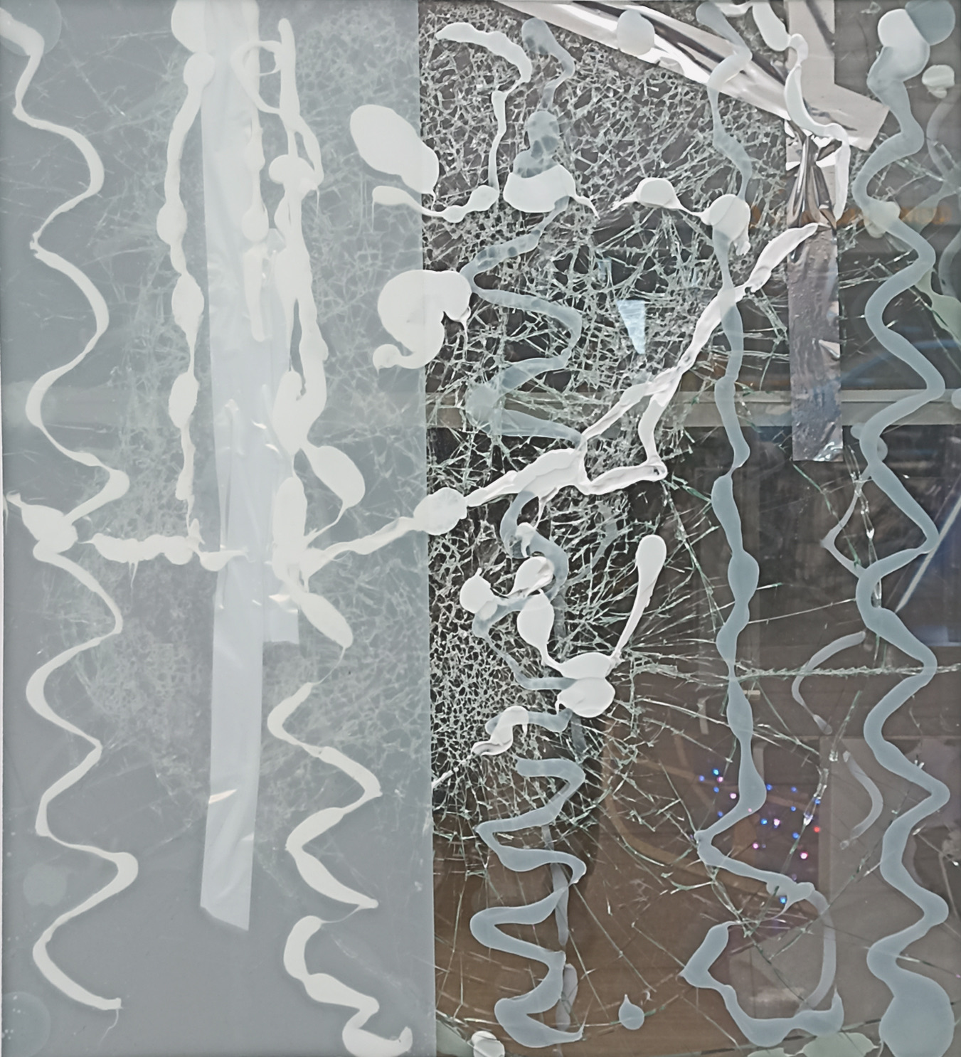 Das Foto einer demolierten Schaufensterscheibe in meiner Nachbarschaft